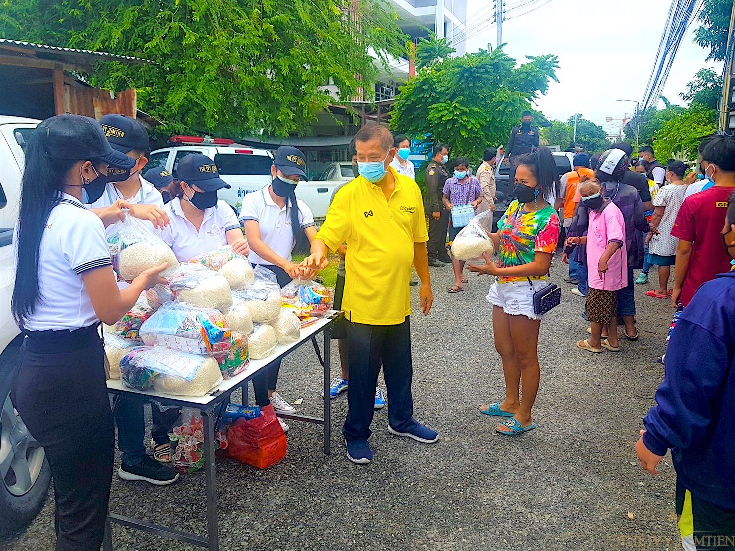 The Ivy Jomtien Beach donating survival bags to the communities Soi Khao Noi affected by COVID-19.