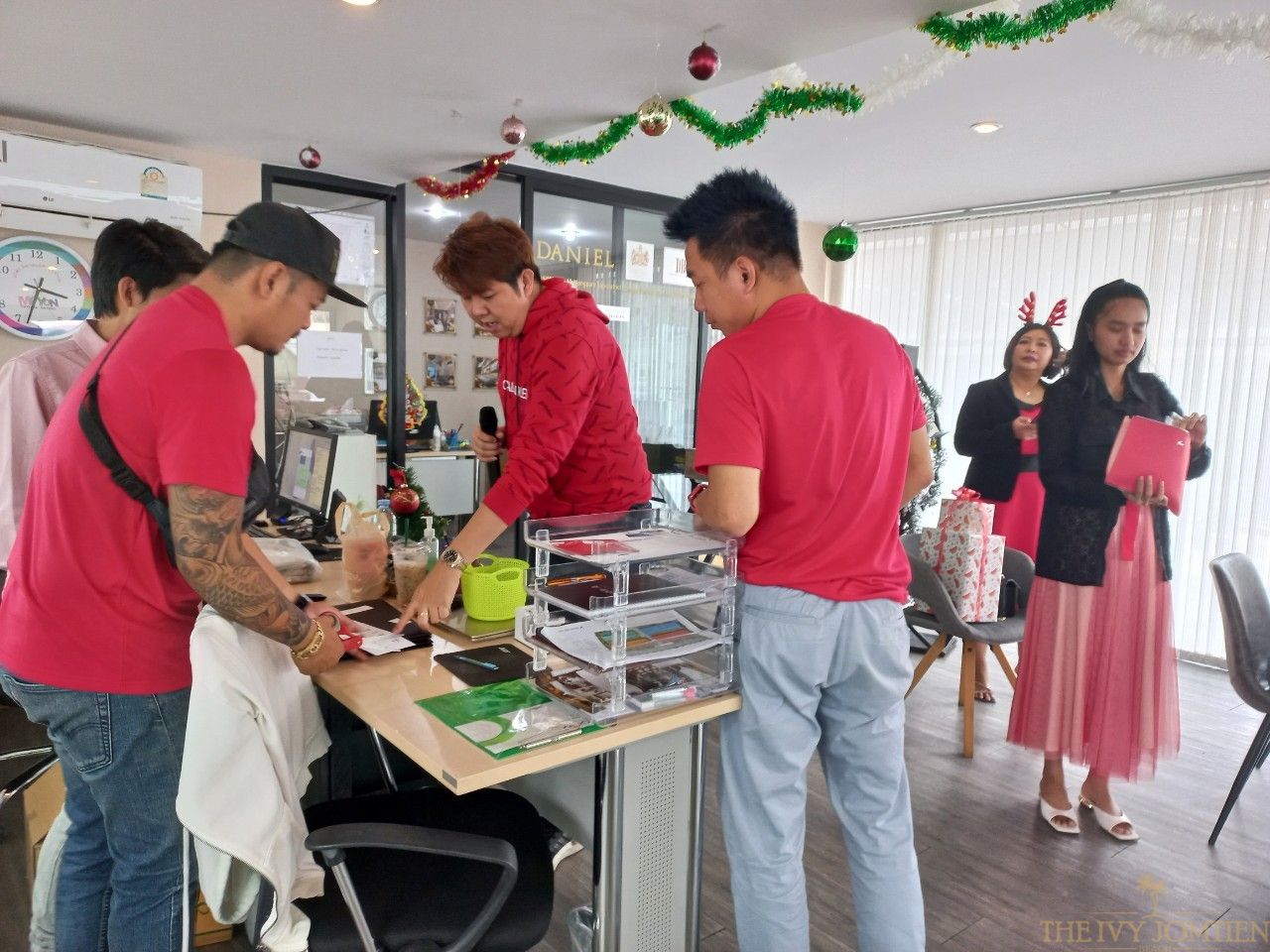 celebrate Christmas Together to eat food and organize a party for employees and MJ teams and sales representatives